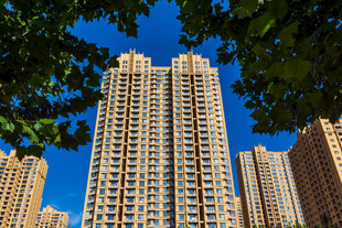 城市高层住宅楼仰拍