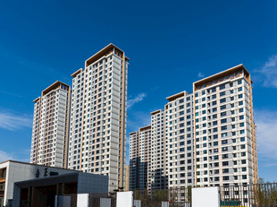蓝天背景下的高层住宅