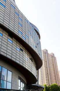 现代城市弧形建筑外观