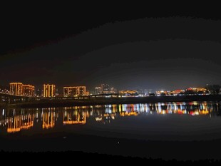 河畔夜景灯光倒影