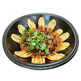 特色地锅鸡贴饼