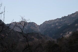薄暮山野远景