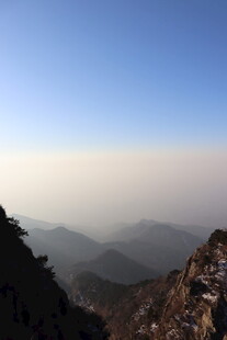 山巅远眺层峦风光