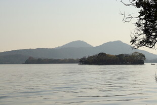 平湖远山雾色风光