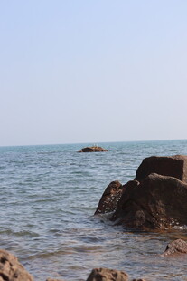 海边晴日礁石海景