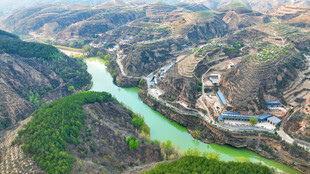 山间河谷风光