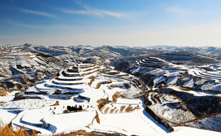 雪后山野村落全景
