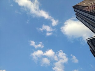 晴空下建筑边角仰拍