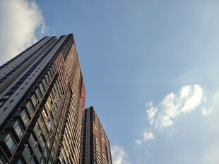 仰拍摩天大楼与蓝天