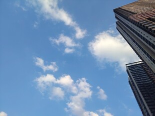 仰拍晴空下的高楼