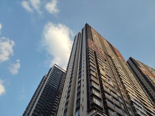 仰拍城市摩天大楼
