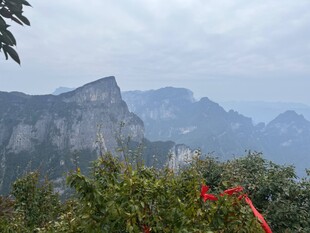 山间远眺壮阔山景