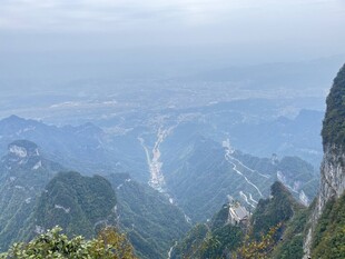 雾绕层叠山峦远景