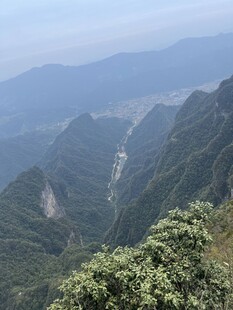 远山层叠瀑布风光