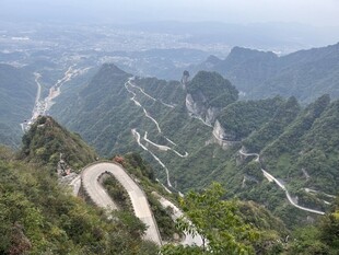 山间盘山公路风光