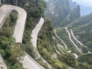 蜿蜒盘山公路风光