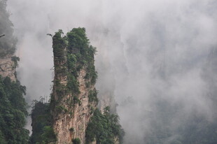 雾天奇峰自然山景