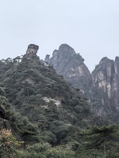雾霭青山自然景观