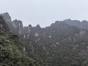 雾绕青山奇峰远景