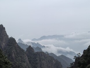 雾绕层峦山野风光