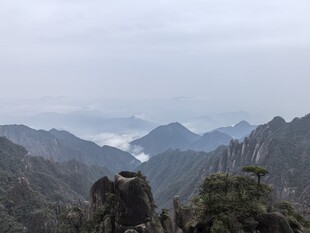 雾绕层峦山景
