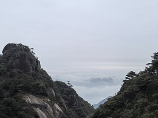 阴天山谷自然风光