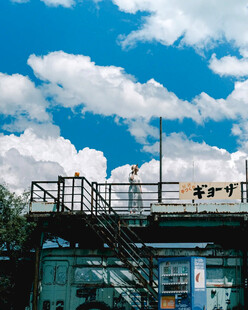 晴空下的建筑露台
