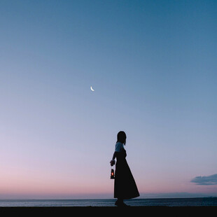 暮色海边望月少女