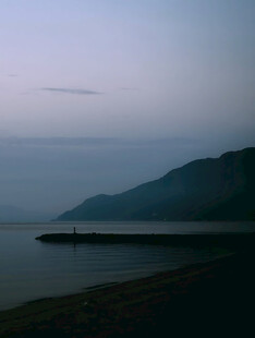 暮色湖岸远山