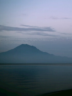 雾色朦胧山湖远景