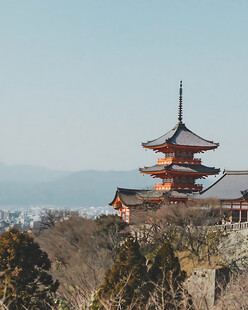 日式古寺五重塔远景
