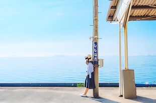 夏日海边站台少女