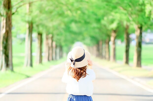 夏日林荫道上的女孩