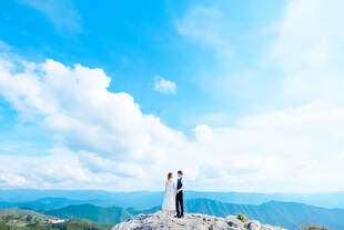 山顶情侣户外婚纱旅拍