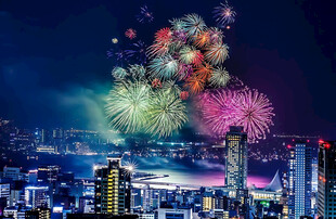 城市夜空绚烂烟花