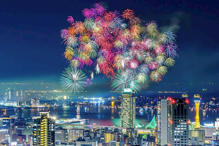 都市夜空璀璨烟花