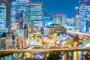 都市河畔璀璨夜景