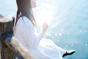 逆光下看海的白衣少女