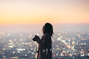黄昏城市边的摄影人