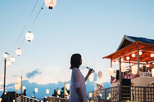 夏日祭暮色下的少女