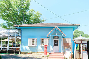 清新蓝色乡村小屋