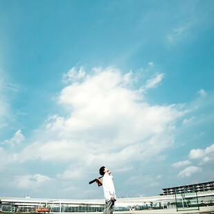 晴空下仰望天空的人