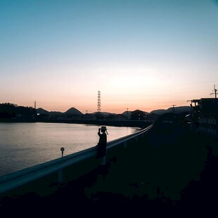 日落河畔剪影