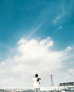 晴空天台白衣少女