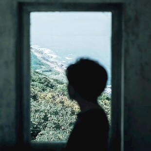 窗边人影望向窗外山野