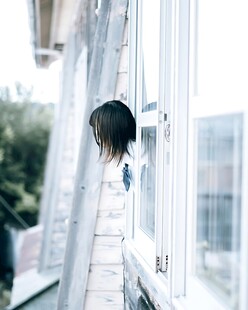 窗边远眺的少年
