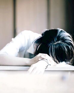 伏案小憩的人