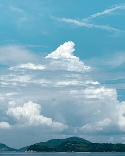 晴空云下湖山美景