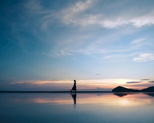 黄昏湖面人影剪影美景