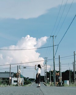 郊野晴空下的少女